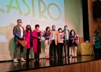 Reconocen trayectoria de funcionarios municipales de Castro en su día