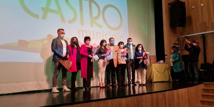 Reconocen trayectoria de funcionarios municipales de Castro en su día