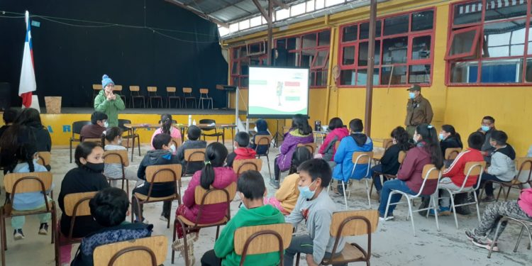 Dictan charla sobre prevención del abuso infantil y el uso de drogas en isla Quehui