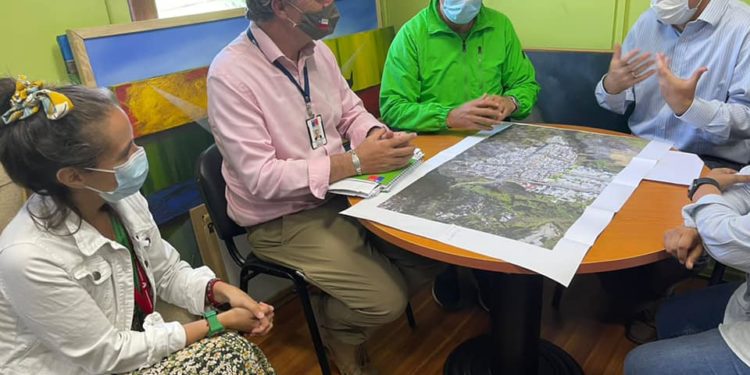 Alcalde Vera recibe avances de la planificación para la reconstrucción de viviendas