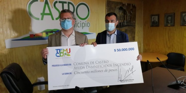 Alcalde Vera recibe aporte de  la Municipalidad de Temuco para damnificados por los incendios