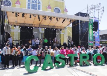 Alcalde Vera llama a los chilotes a cooperar con los cientos de damnificados por el mega incendio