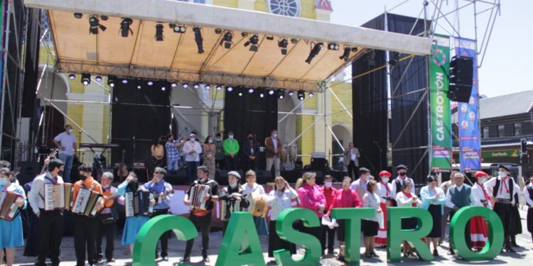 Alcalde Vera llama a los chilotes a cooperar con los cientos de damnificados por el mega incendio