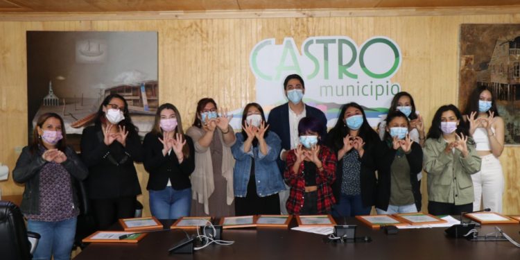 Castro Municipio acerca la lengua de señas a la comunidad