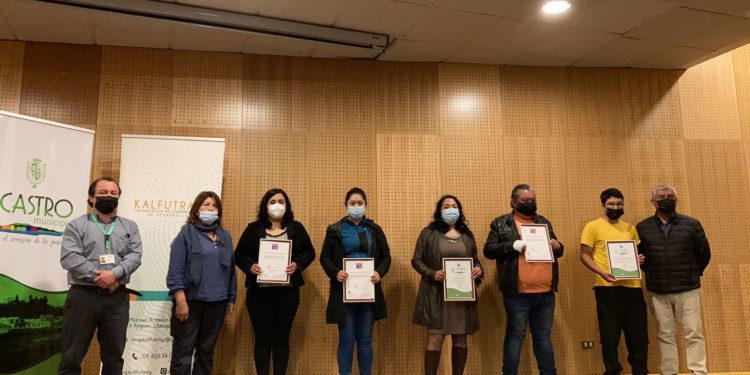 Con educación a distancia 40 personas completan sus estudios de enseñanza media en Castro