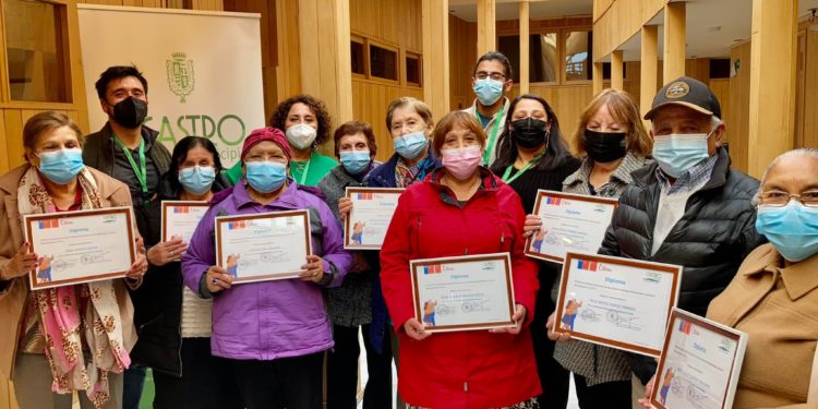 Adultos Mayores de Castro egresan del programa de acompañamiento “Vínculos”