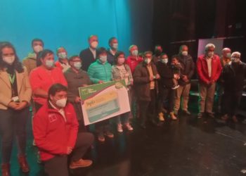 Vecinos de los Palafitos de Pedro Montt 1 reciben aporte para la reconstrucción de sus viviendas