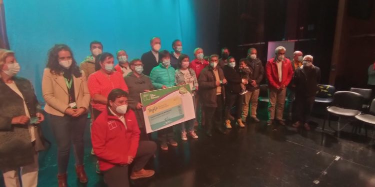 Vecinos de los Palafitos de Pedro Montt 1 reciben aporte para la reconstrucción de sus viviendas