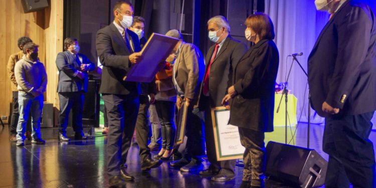 En una solemne ceremonia distinguen a los “Ciudadanos Destacados” de Castro