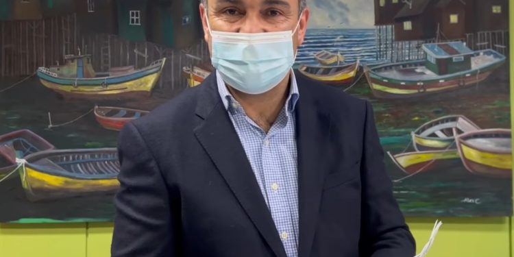 Alcalde Vera entrega recursos para adquirir motor fuera de borda para las localidades de San Miguel y Camahue