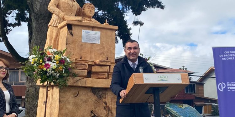 Maestros rurales tienen su propio monumento