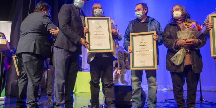 En una solemne ceremonia distinguen a los “Ciudadanos Destacados” de Castro