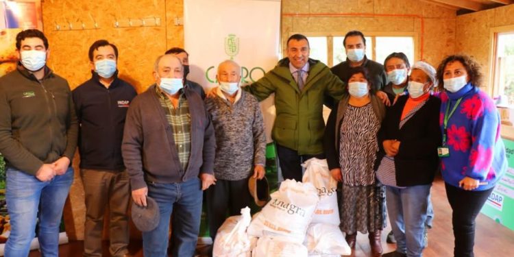 Castro Municipio reafirma su compromiso con los pequeños agricultores de la comuna