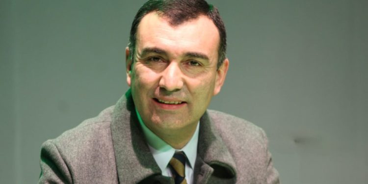 Alcalde Vera exige que se investigue presunta colusión en alza de precios en productos básicos.