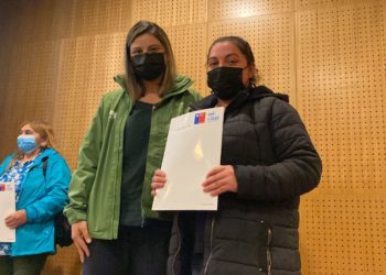 Familias castreñas reciben las escrituras de sus viviendas