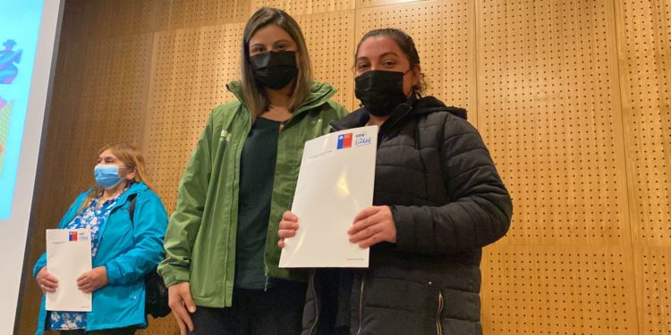 Familias castreñas reciben las escrituras de sus viviendas