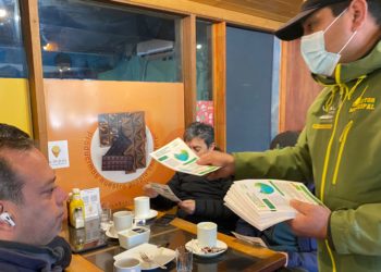 Castro Municipio difunde en terreno implicancias de la ley que prohíbe los plásticos de un solo uso