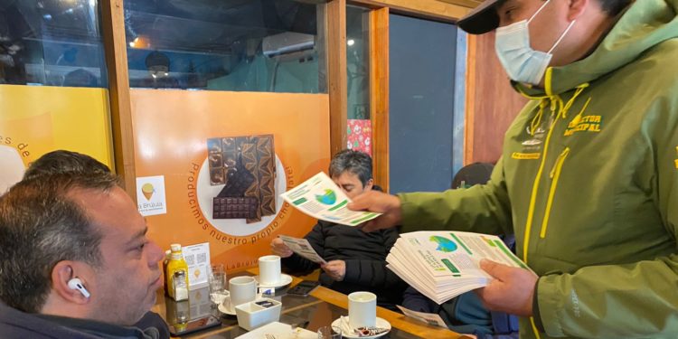 Castro Municipio difunde en terreno implicancias de la ley que prohíbe los plásticos de un solo uso