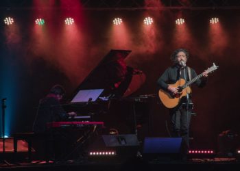 Un masivo público castreño vibró con la trova chilena de Manuel García