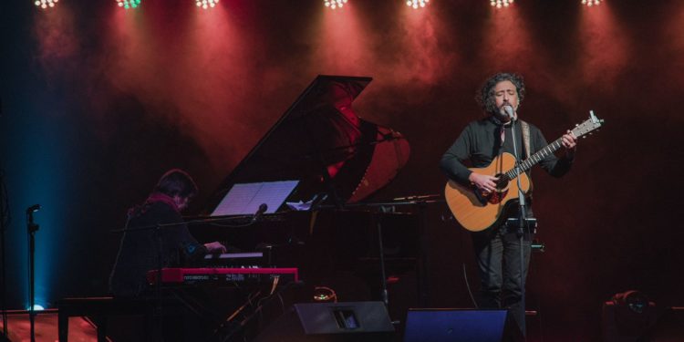 Un masivo público castreño vibró con la trova chilena de Manuel García