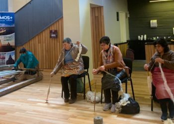 Artesanas en lana de Castro lucen sus creaciones en Santiago