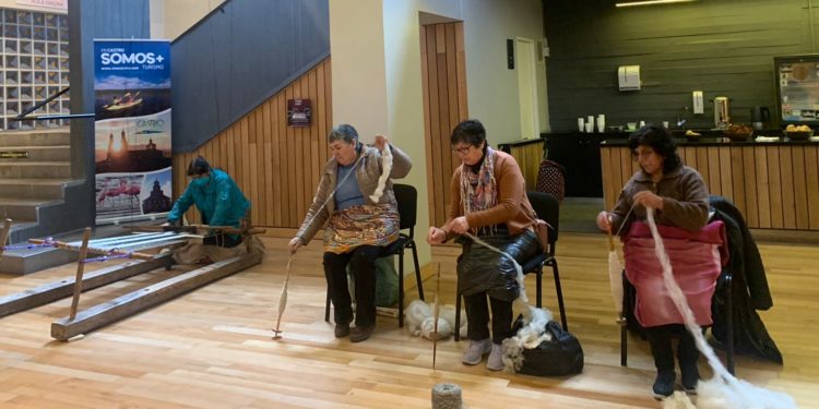 Artesanas en lana de Castro lucen sus creaciones en Santiago