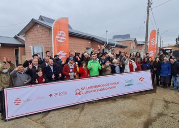 Castro: Con emoción vecinos recibieron las primeras 12 casas de la reconstrucción