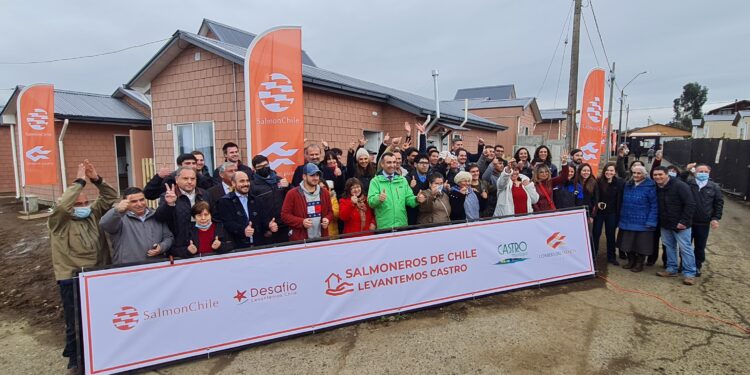 Castro: Con emoción vecinos recibieron las primeras 12 casas de la reconstrucción