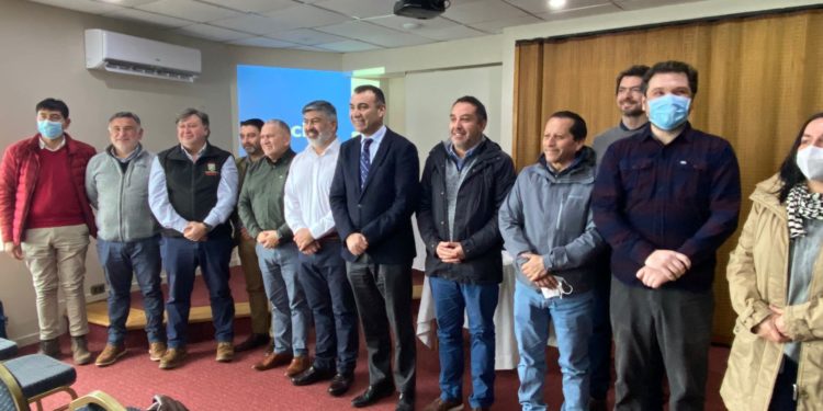 Alcaldes de Chiloé aseguraron certezas para la mantención de caminos