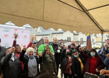 Vecinos afectados por el mega incendio comenzaron a levantarse desde las cenizas