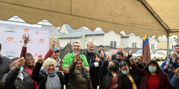 Vecinos afectados por el mega incendio comenzaron a levantarse desde las cenizas