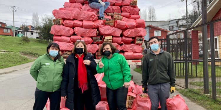 Castro Municipio y Senama entregan más de mil sacos de leña a adultos mayores