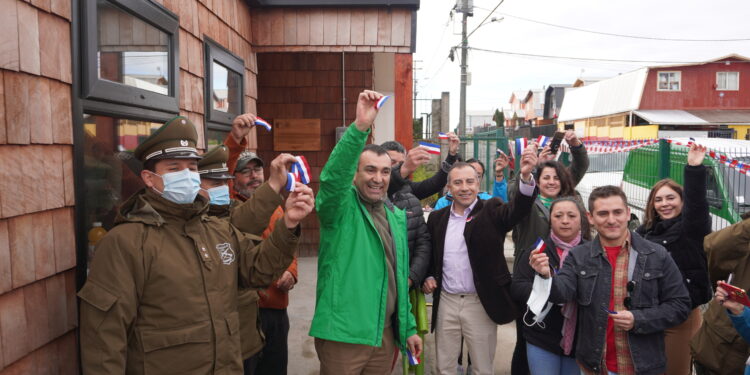 Castro Municipio cumple su compromiso y entrega oficialmente las llaves de la nueva sede social en Villa Insular