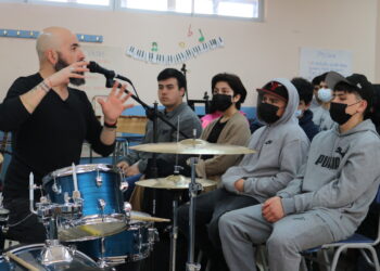 Estudiantes de Castro se empapan de música gracias al proyecto “Drumfest en el aula”