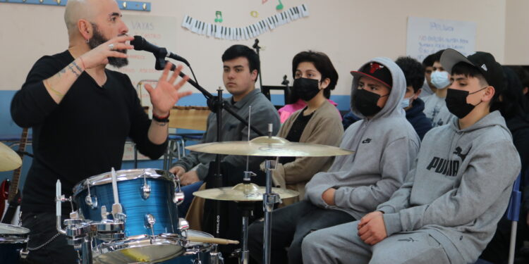 Estudiantes de Castro se empapan de música gracias al proyecto “Drumfest en el aula”
