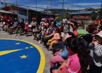 Espectáculo circense llena de color y alegría la tarde de los niños del sector alto de Castro