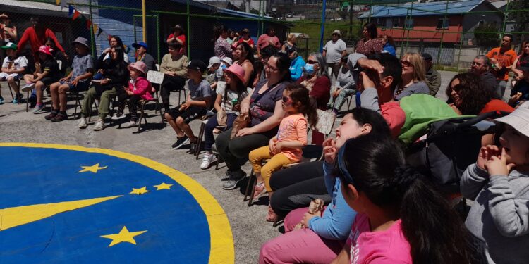 Espectáculo circense llena de color y alegría la tarde de los niños del sector alto de Castro
