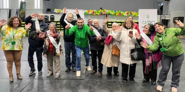 Más de 400 adultos mayores se reencuentran en Castro