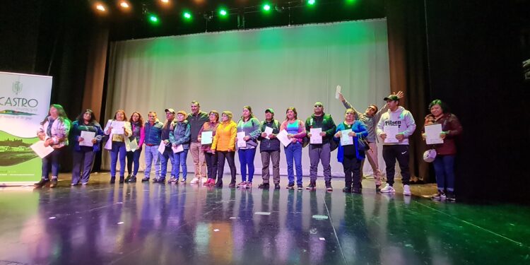 Vecinos afectados por incendios de diciembre de 2021 reciben bono navideño