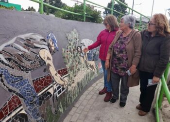 Vecinos de Barrio El Esfuerzo dan la bienvenida a mural mosaico realizado por adultas mayores