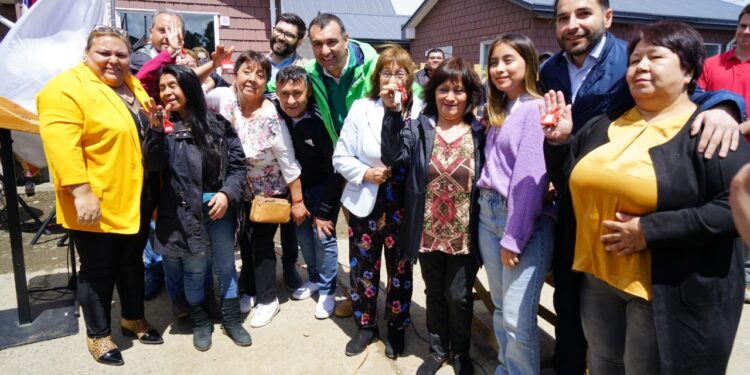 Cierra el ciclo de reconstrucción: Entregan últimas casas de Población Camilo Henríquez
