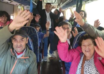 Adultos mayores de la comuna partieron de paseo hacia Frutillar