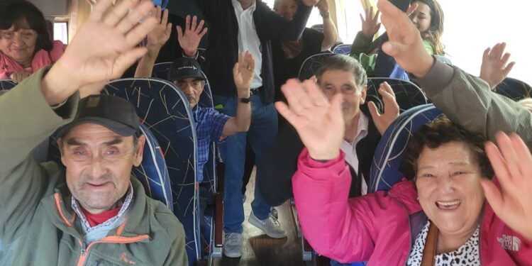 Adultos mayores de la comuna partieron de paseo hacia Frutillar