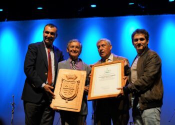 Entregan premio Chiloé de Extensión Cultural al folclorista y profesor Ramón Yáñez.