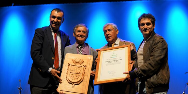 Entregan premio Chiloé de Extensión Cultural al folclorista y profesor Ramón Yáñez.