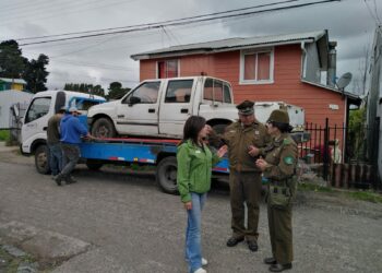 Realizan retiro de vehículos abandonados en calles de Castro