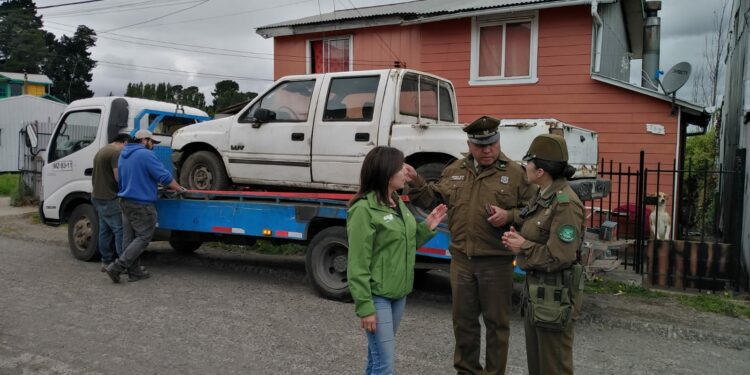 Realizan retiro de vehículos abandonados en calles de Castro