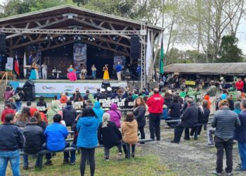 A lo chilote: La 20° Feria de la Biodiversidad se inauguró con nubes, llovizna y buena música