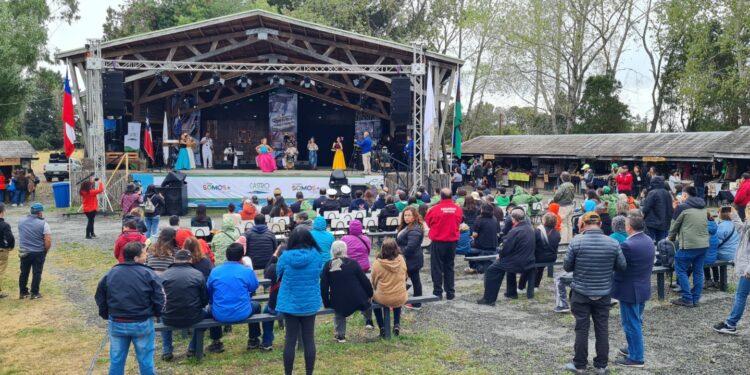 A lo chilote: La 20° Feria de la Biodiversidad se inauguró con nubes, llovizna y buena música