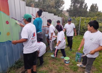 Jóvenes de Barrio El Esfuerzo instalan letreros con mensajes de protección a la infancia, medio ambiente y hábitos saludables
